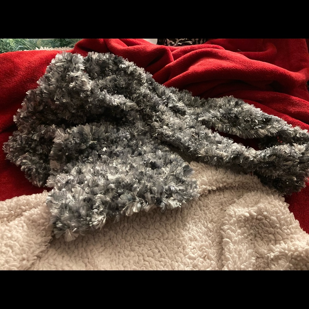 FEATHERY SCARF - BLACK/WHITE/GRAY - EUC